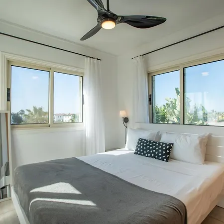 Phaedrus Living: Luxury Oceania فيلة أيا نابا