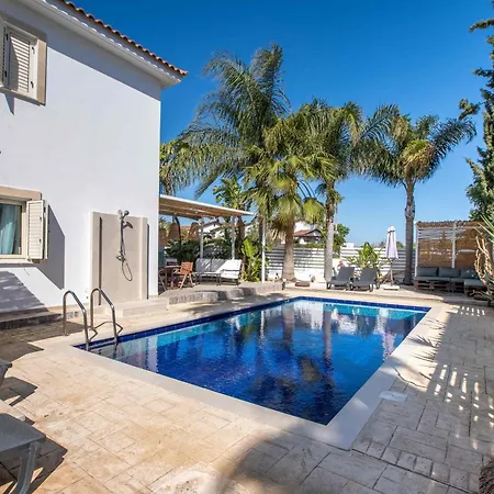 Phaedrus Living: Luxury Oceania * أيا نابا